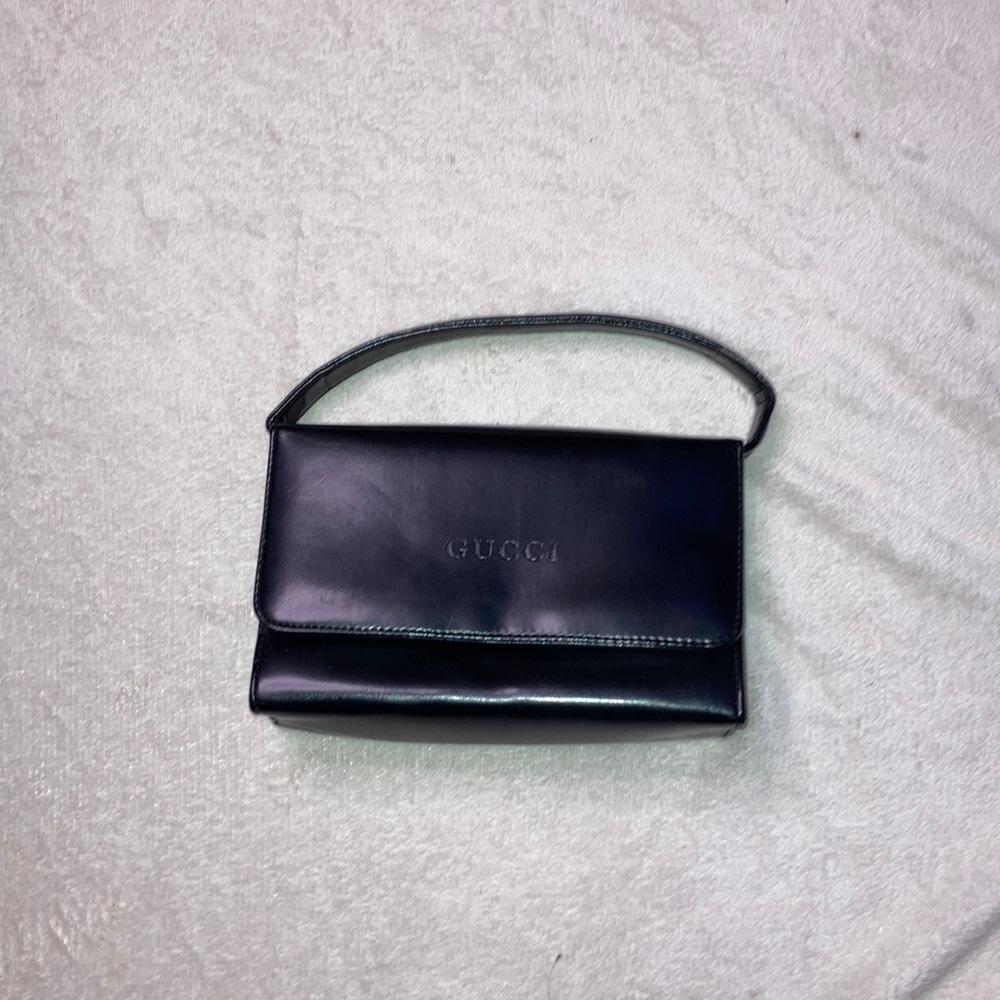 Black Gucci purse with engraved letters